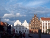 Besonders reizvoll ist der in Norddeutschland einzigartige Marktplatz der Universitäts- und Hansestadt Greifswald. Am Markt befindet sich das aus dem 13. Jahrhundert stammende gotisch-barocke Greifswalder Rathaus.Besonders sehenswert sind die beiden mittelalterlich-hanseatischen Bürgerhäuser am Markt 11 und 15 im Stil der Backsteingotik.
